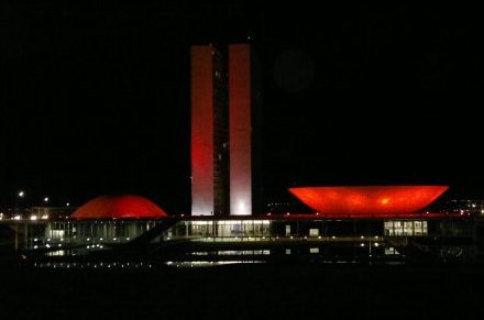Congresso é iluminado de vermelho no Dia da Cardiopatia Congênita
