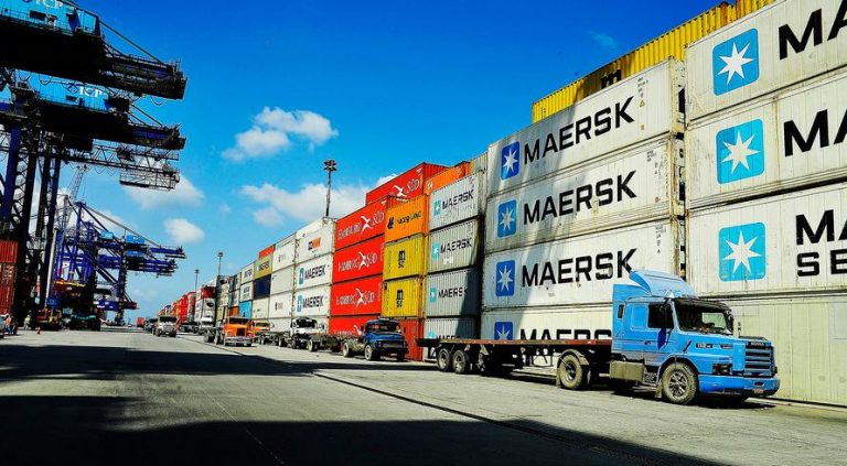 Economia - exportação - comércio exterior contêineres produtos produção nacional PIB importação alfândega portos transportes logística