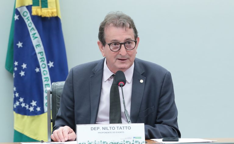 Deputado Nilto Tatto fala ao microfone