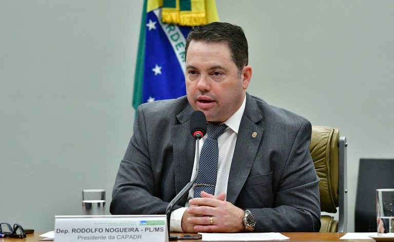 Deputado Rodolfo Nogueira fala ao microfone
