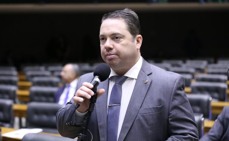 Deputado Rodolfo Nogueira fala ao microfone