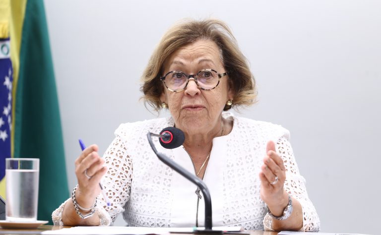 Deputada Lídice da Mata fala ao microfone