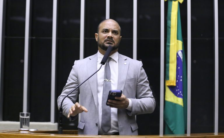 Deputado Capitão Alden fala ao microfone