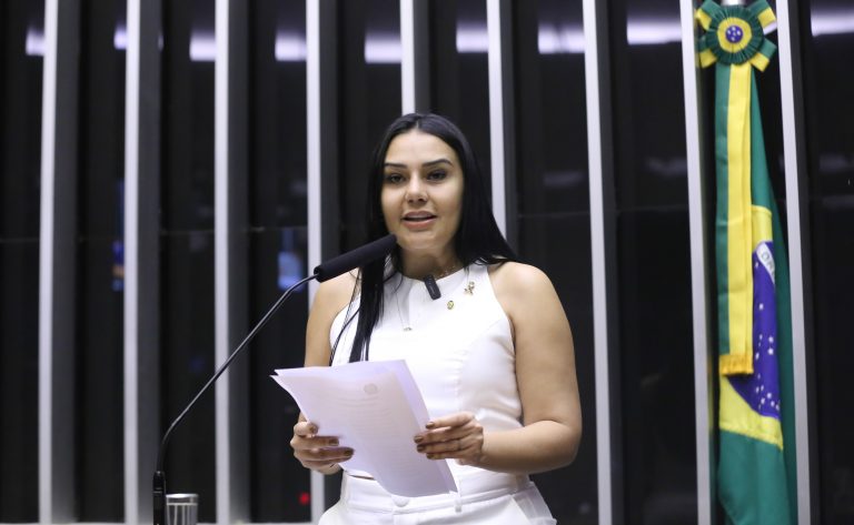 Deputada Dayany Bittencourt fala ao microfone