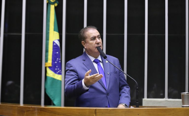 Deputado Jonas Donizette fala ao microfone