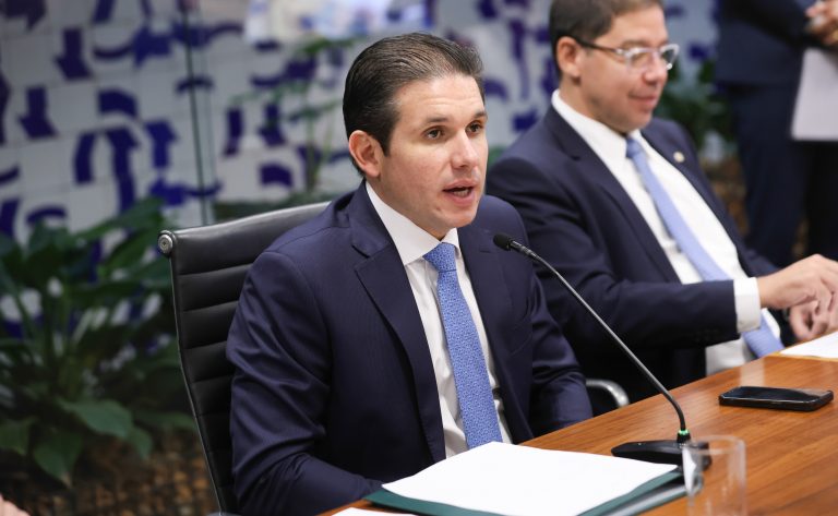 Hugo Motta preside reunião do colégio de líderes