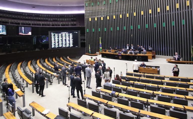 Discussão e votação de propostas legislativas.