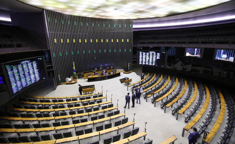 Deputados reunidos no plenário