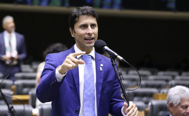 Deputado Duarte Jr. fala ao microfone