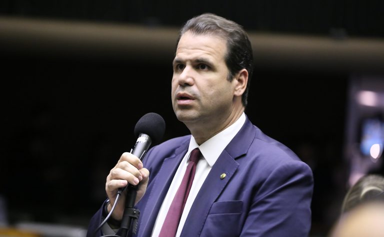 Deputado Aureo Ribeiro fala ao microfone