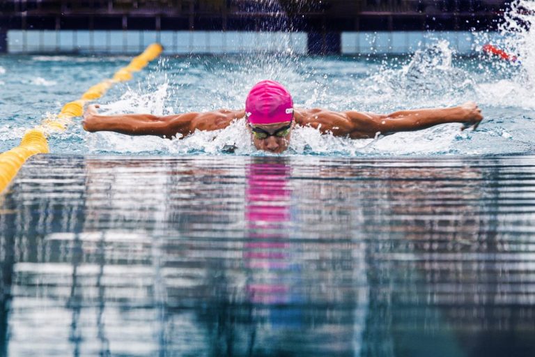 Um homem nada numa piscina