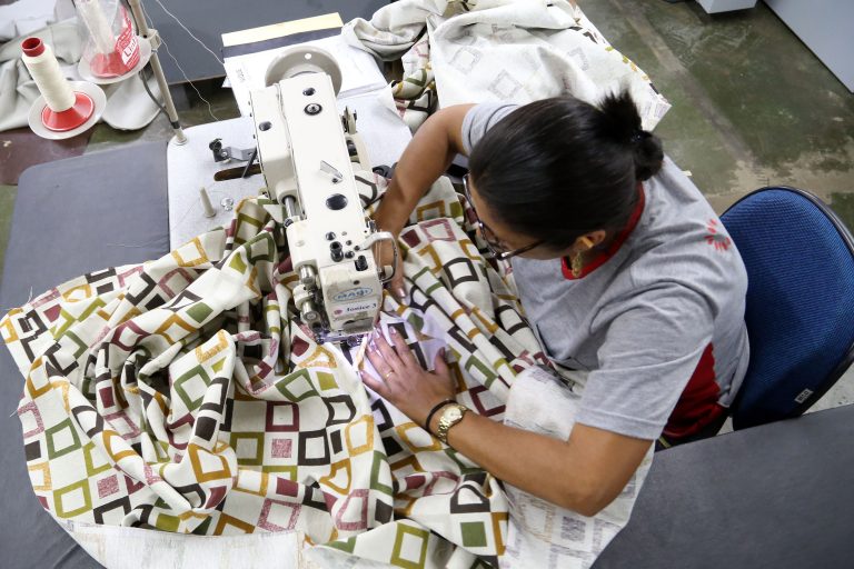 Economia - indústria e comércio - indústria moveleira móveis estofados funcionários trabalhadores trabalho empregados empregos fábricas máquinas industriais bens de capital produção industrial mulher trabalhadora