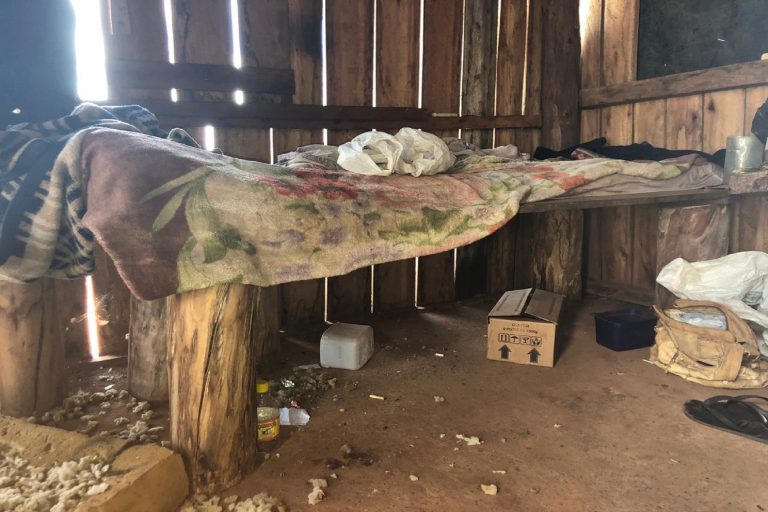 Barraco com sujeira no chão