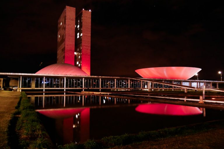 Saúde - doenças -  Congresso Vermelho - Cúpula e anexo 1 do Senado Federal são iluminados de vermelho, de 8 a 13 de maio, em alusão ao Dia Nacional da Talassemia, tipo de anemia incomum que reduz a produção de hemoglobina.