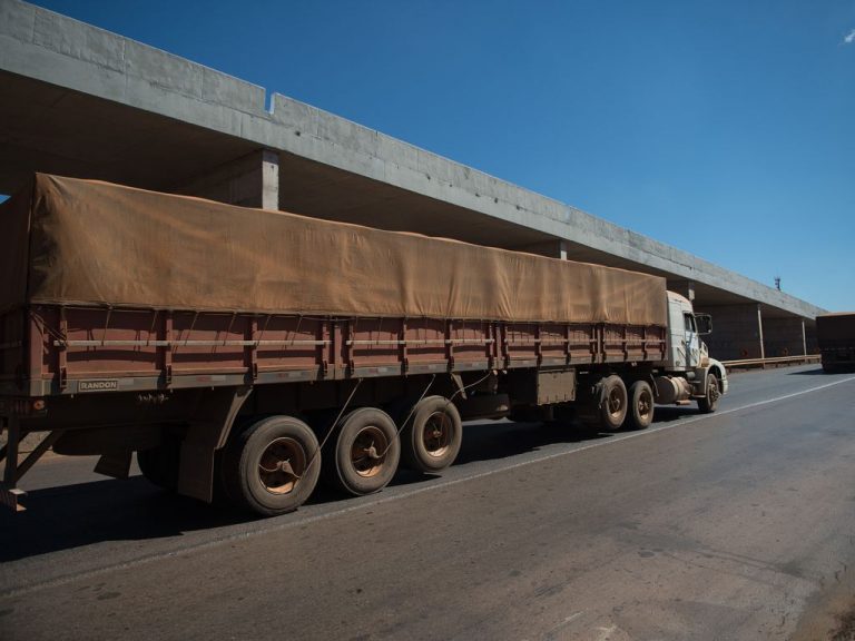 Caminhões trafegam pela BR-040. Cargas; transporte; rodovia.