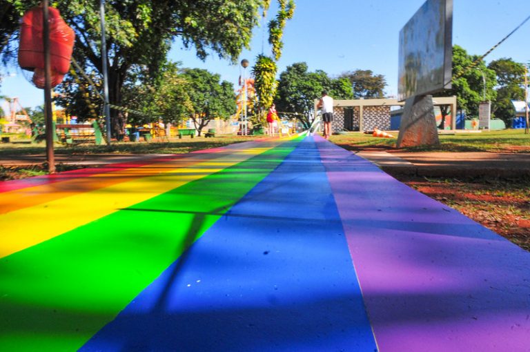 Direitos Humanos e Minorias - homossexuais - Espaço no Parque da Cidade abriga as cores do arco-íris da bandeira de luta LGBTQIA+ para combater a intolerância e o preconceito.