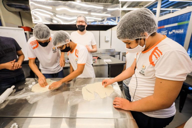 Trabalho - Geral - aprendiz - jovens aprendem a cozinhar