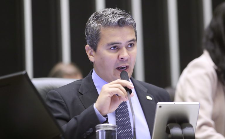 Deputado Diego Garcia fala ao microfone