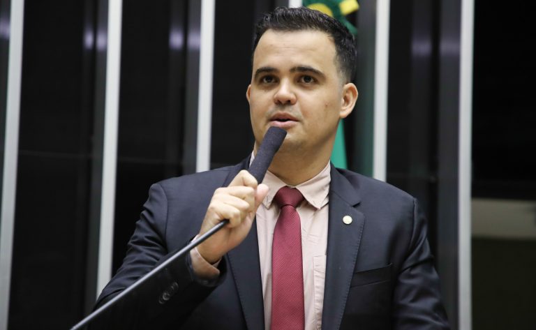 Deputado Junio Amaral fala ao microfone