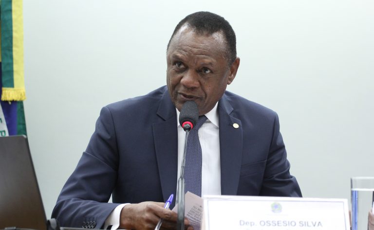Deputado Ossesio Silva fala ao microfone