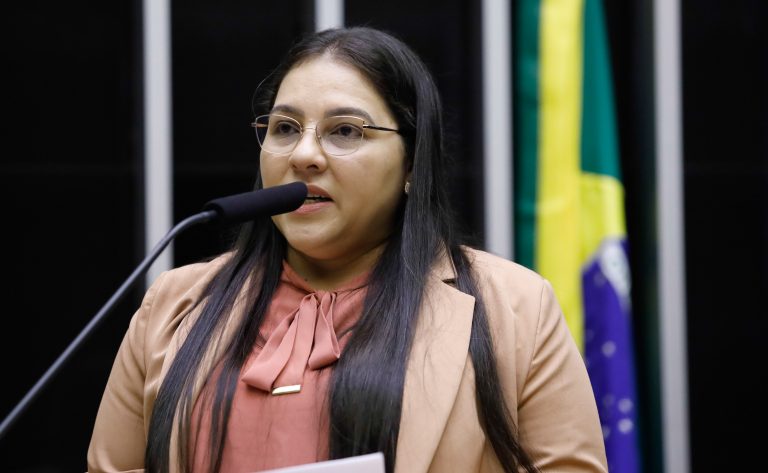 Deputada Meire Serafim fala ao microfone