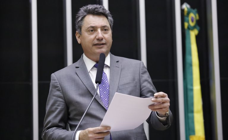 Deputado Sergio Souza fala ao microfone
