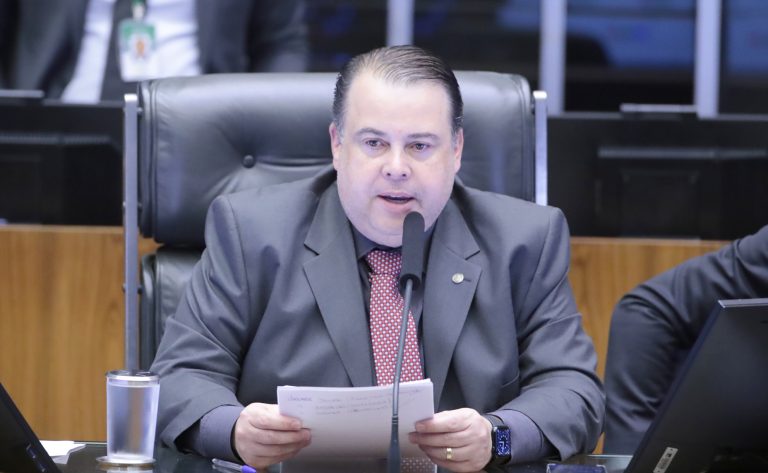 Deputado Julio Cesar Ribeiro fala ao microfone