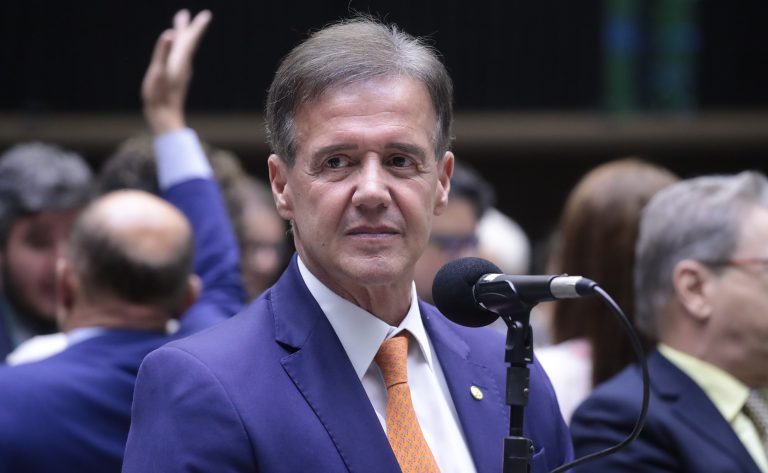 Deputado Aluisio Mendes fala ao microfone