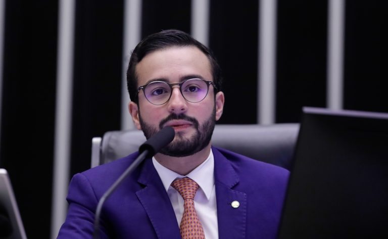 Deputado Lula da Fonte preside a sessão do plenário