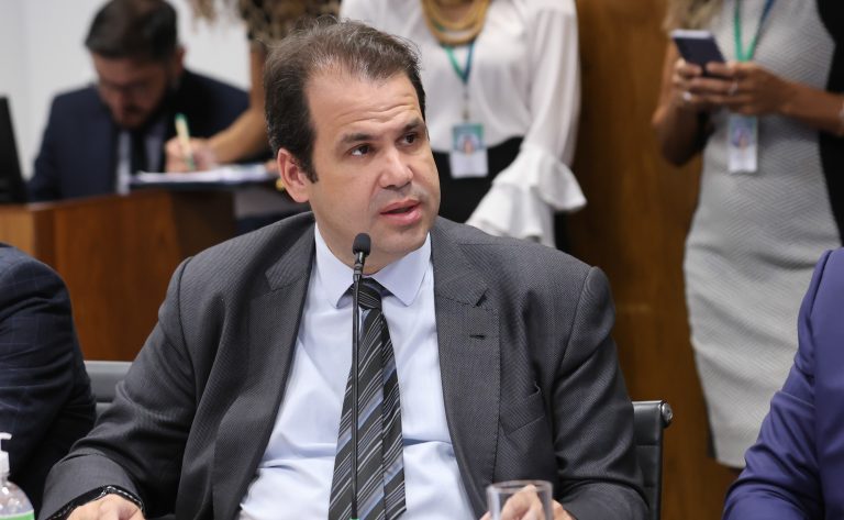 Deputado Aureo Ribeiro (Solidariedade-RJ) em reunião na Câmara dos Deputados