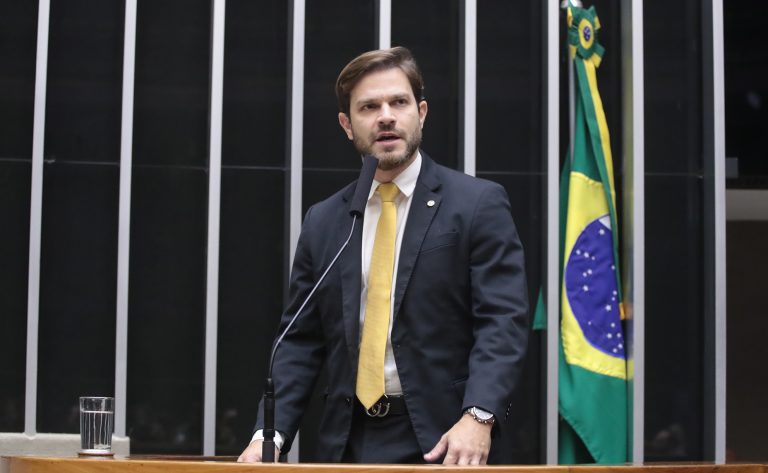 Deputado Felipe Becari fala ao microfone