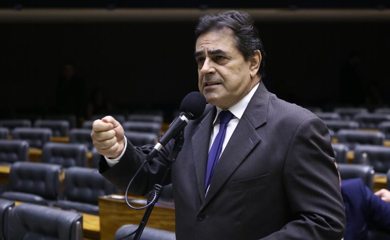 Deputado Domingos Sávio fala ao microfone