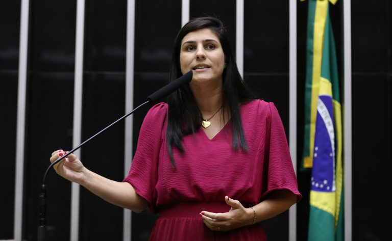 Deputada Chris Tonietto fala ao microfone