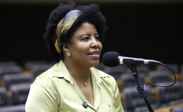 Deputada Jack Rocha fala ao microfone