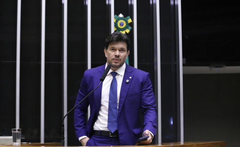 Deputado Acácio Favacho fala ao microfone