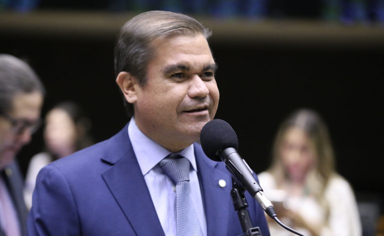 Deputado Mersinho Lucena fala ao microfone