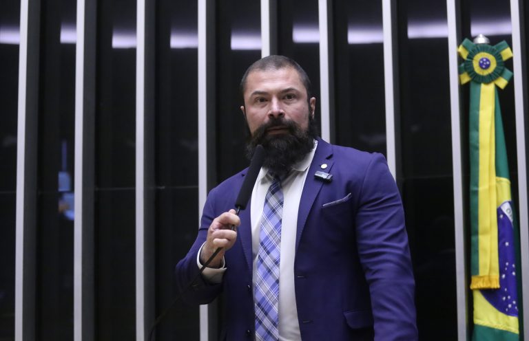 Deputado Delegado Paulo Bilynskyj fala ao microfone