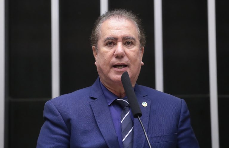Deputado Jonas Donizette fala ao microfone
