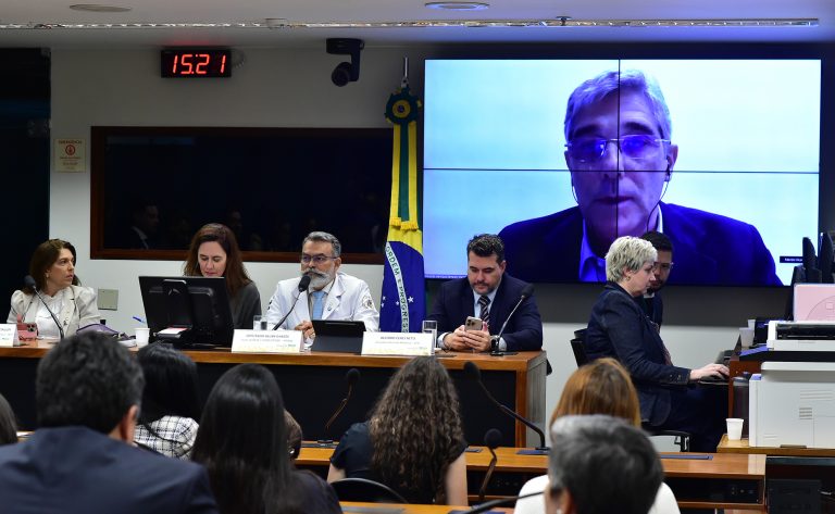 Audiência Pública - Debate sobre os prejuízos decorrentes do uso de cigarros eletrônicos por crianças e adolescentes. Coordenadora da Comissão Científica de Tabagismo - Sociedade Brasileira de Pneumologia e Tisiologia, Maria Enedina Claudino Aquino Scuarcialupi; Dep. Dr. Allan Garcês (PP - MA) e Conselho Federal de Medicina - CFM, Alcindo Cerci Neto