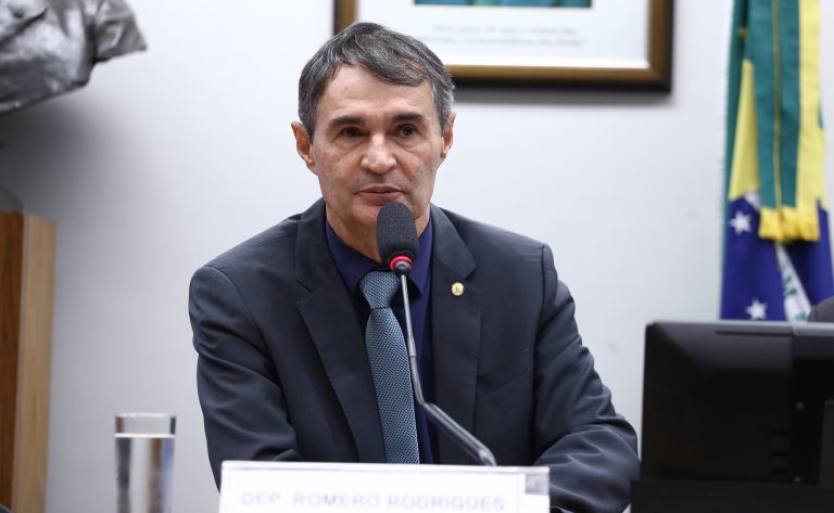 Deputado Romero Rodrigues fala ao microfone