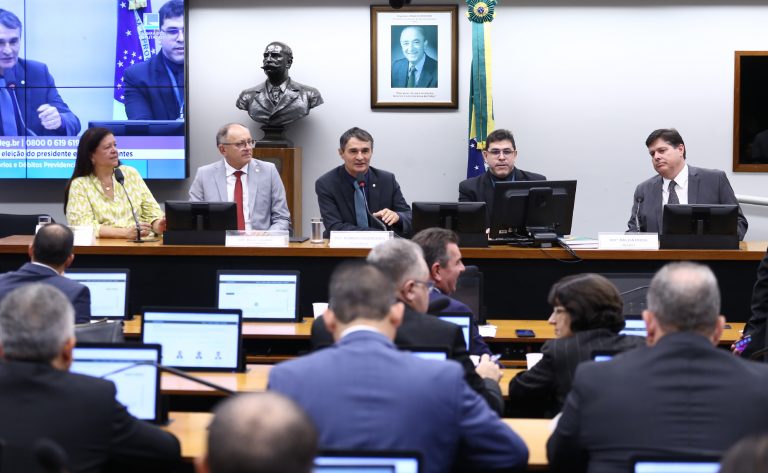 Instalação da Comissão e Eleição do Presidente e dos Vice-Presidente.