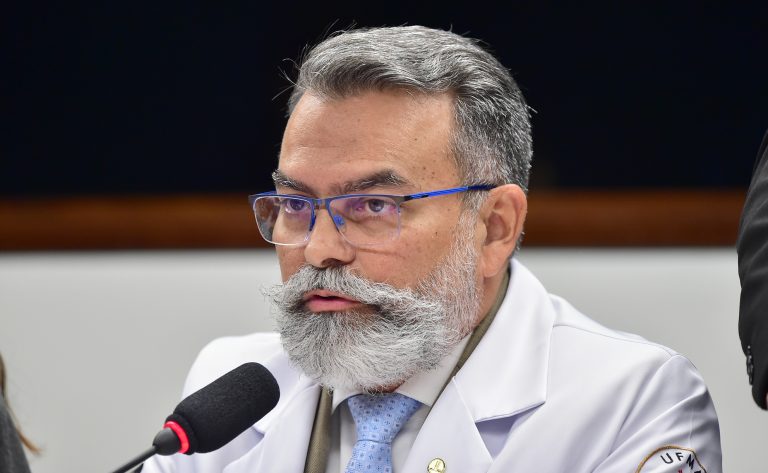 Deputado Allan Garcês fala ao microfone