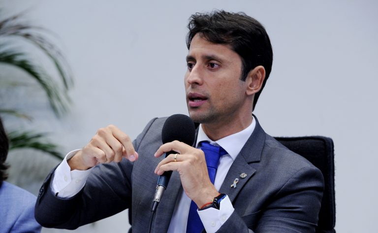 deputado Duarte Jr em reunião de comissão