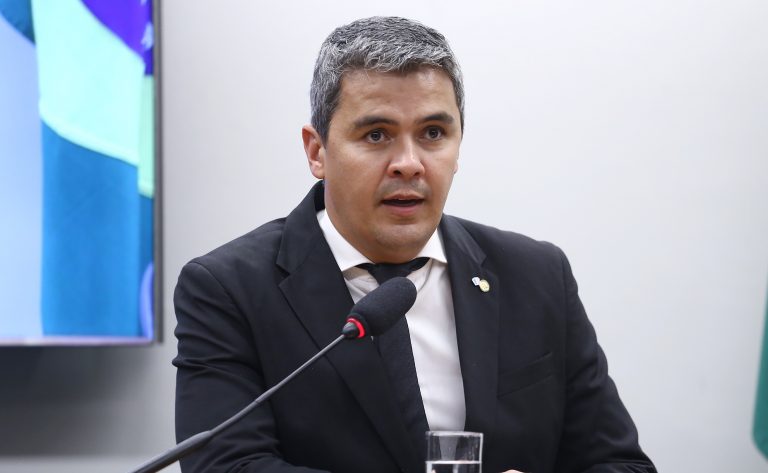 Deputado Diego Garcia (Republicanos-PR) fala em comissão da Câmara dos Deputados