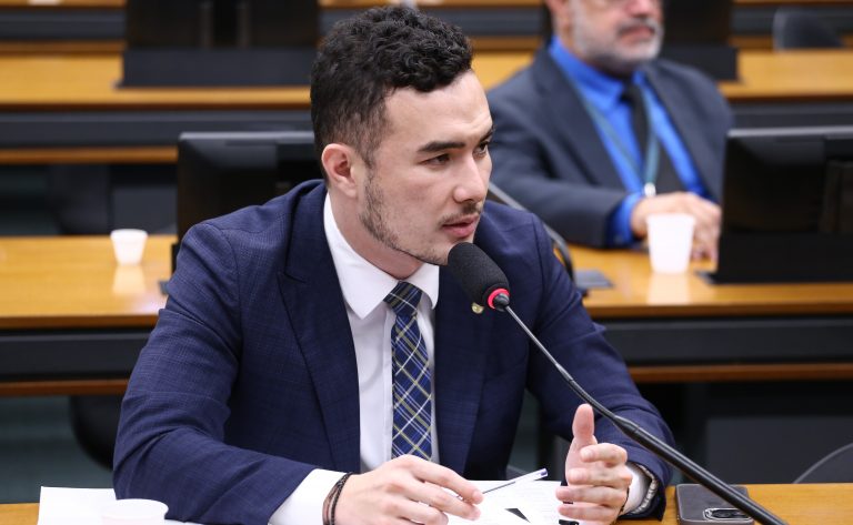 Deputado Pedro Aihara (PRD-MG) fala em comissão da Câmara dos Deputados