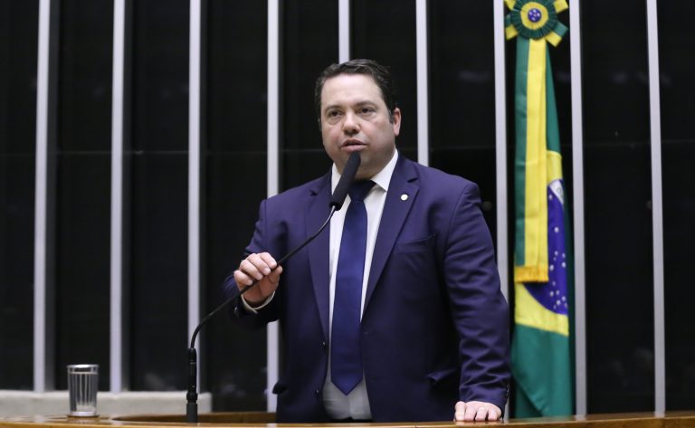 Deputado Rodolfo Nogueira fala ao microfone