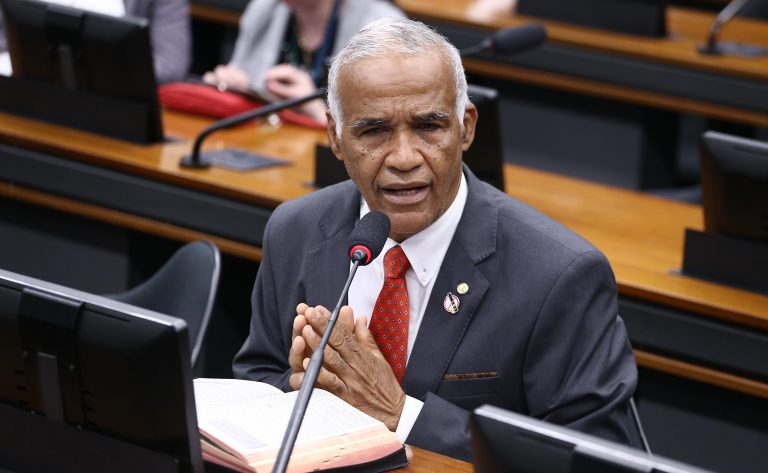 Deputado Pastor Sargento Isidório fala ao microfone