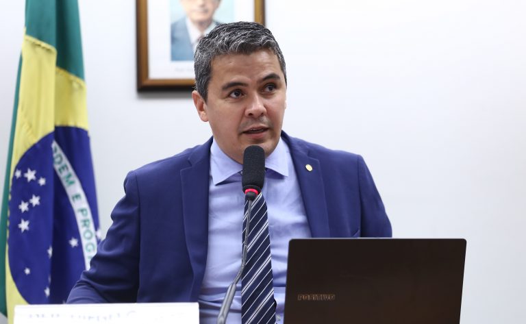 Deputado Diego Garcia (Republicanos-PR) fala em comissão da Câmara dos Deputados