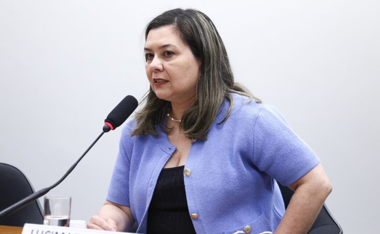 Audiência Pública - Atendimento de alunos com alto desempenho nas escolas PL 3405/21. Professora da Faculdade de Educação - da Universidade de Brasilia, Lucimara Morais