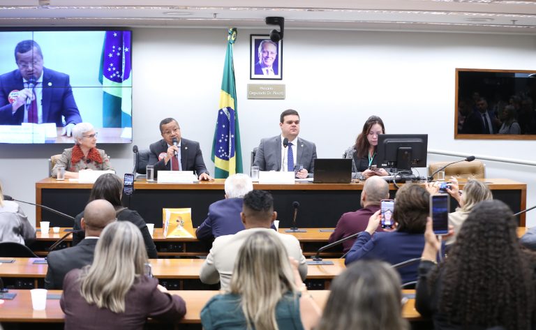 Audiência Pública - Atrasos nos pagamentos e descontos indevidos sobre o piso nacional da Enfermagem. Representante do Ministério Público do Trabalho (MPT),Maria Aparecida Gurgel, Presidente do Conselho Federal de Enfermagem, Manoel Neri e Dep. Bruno Farias (AVANTE-MG)